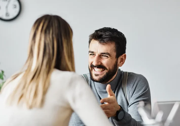 نبرة صوت الرجل المعجب: ٣ علامات تكشف عن اهتمامه وانجذابه